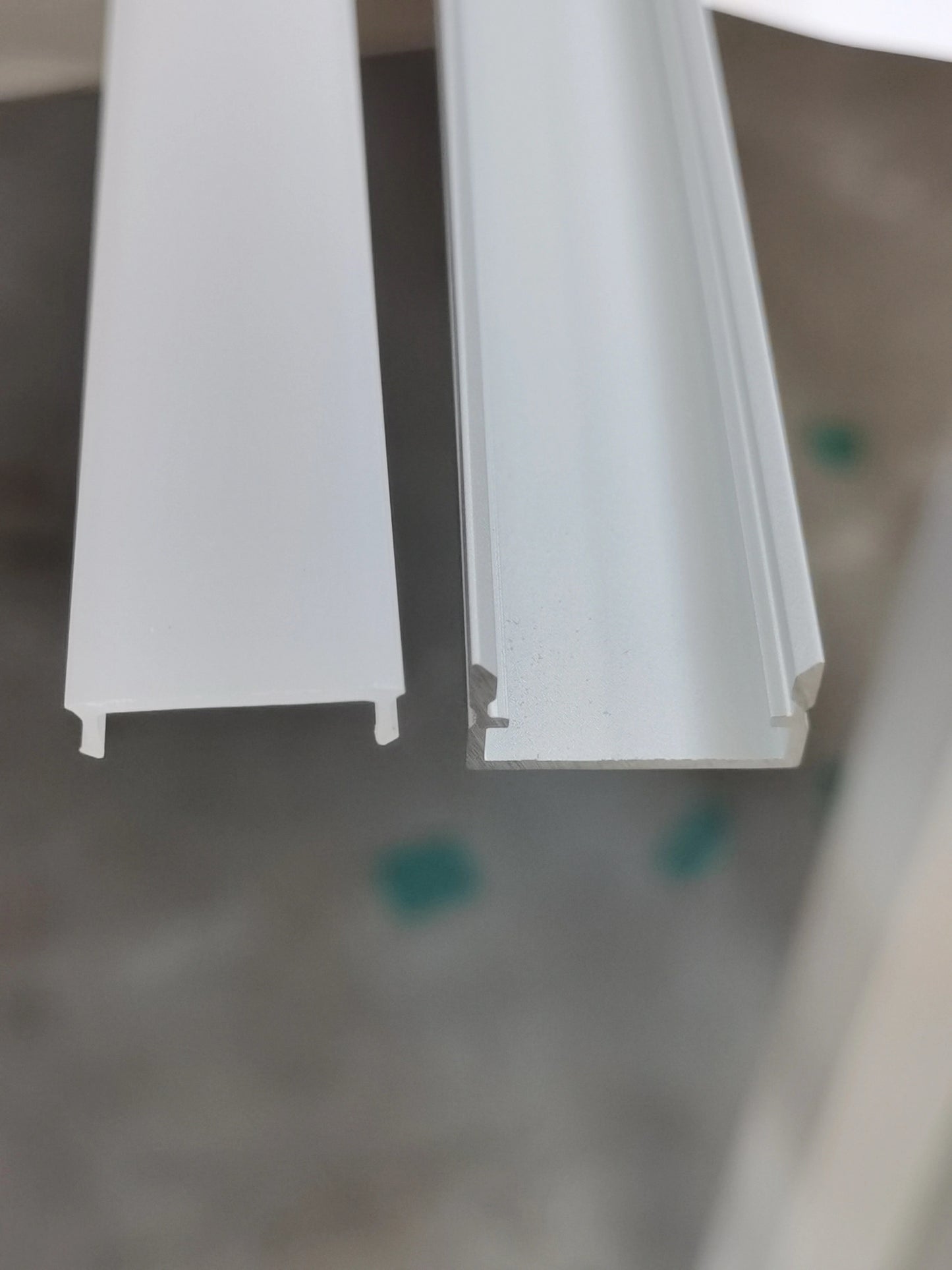 Perfil de riel LED 2100B (8 pies)